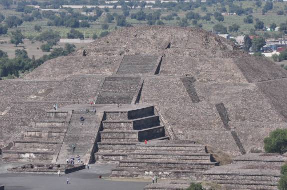 A incrível Pirâmide da Lua vista do alto da Pirâmide do Sol, em Teotihuacán, ao norte da Cidade do México